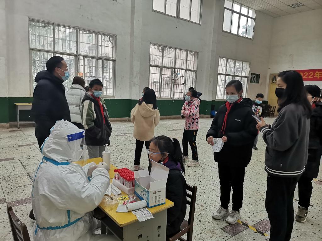 子幼党支部开展“党员助力核酸检测,师生共创平安校园”主题党日活动