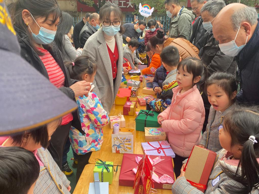 情满理幼  与爱同行——10bet体育移动端网站幼儿园学雷锋主题周活动